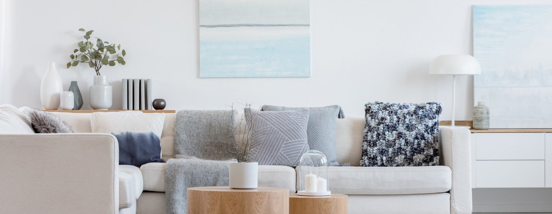 Livingroom with white walls a tv and grey sofa
